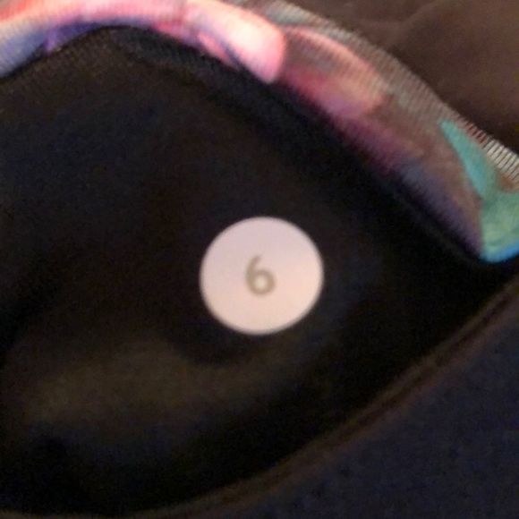 Lululemon crops size 6 - Picture 5 of 6